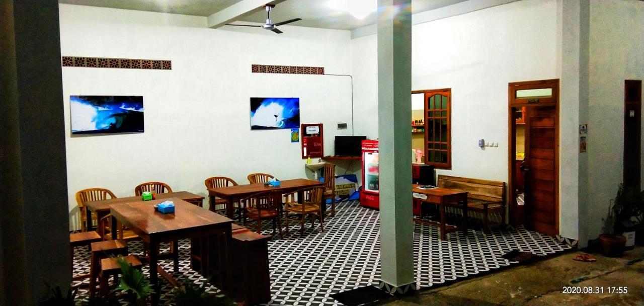 Kalak Arrys Watukarung Surfcamp酒店 外观 照片