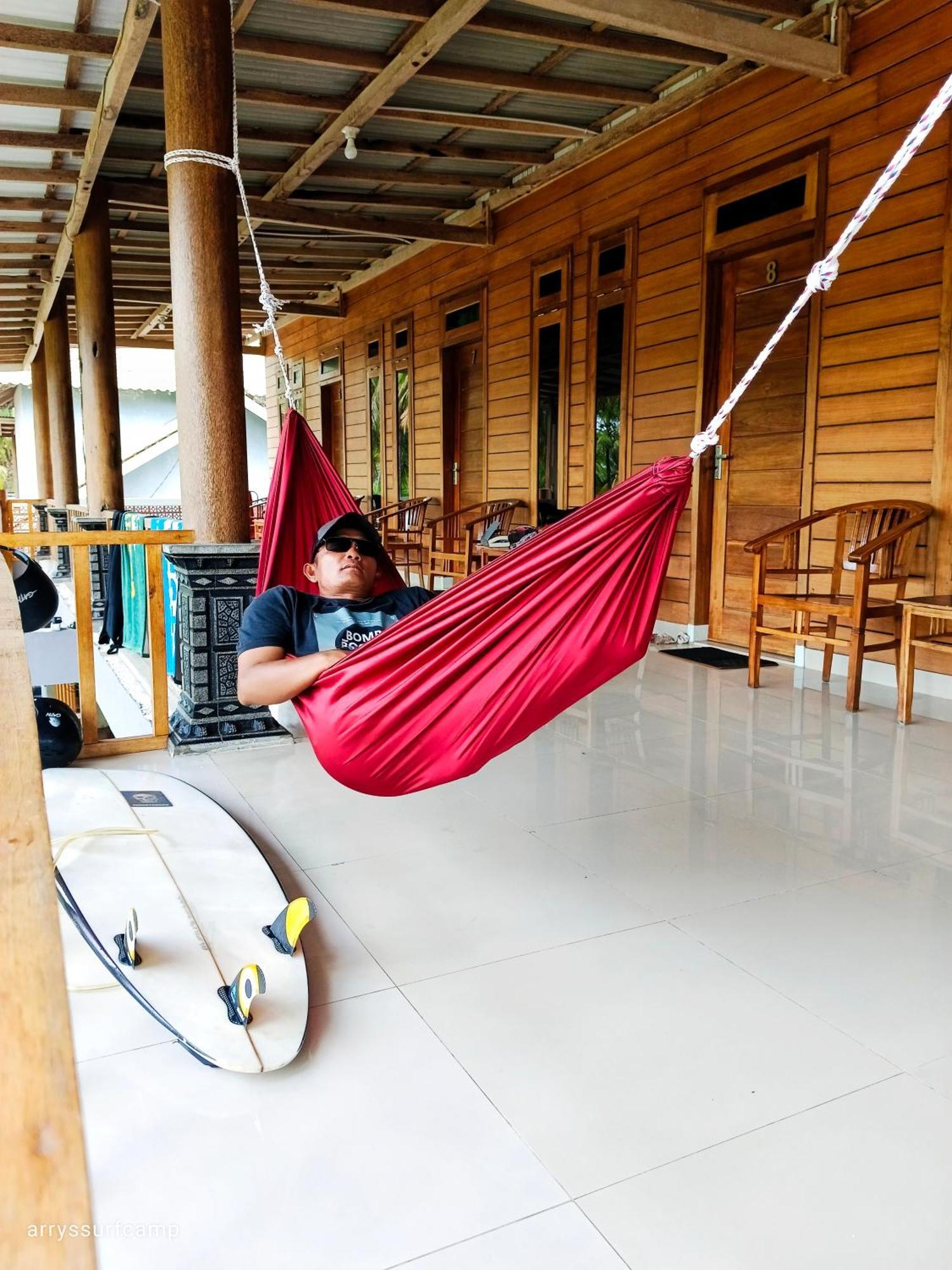 Kalak Arrys Watukarung Surfcamp酒店 外观 照片